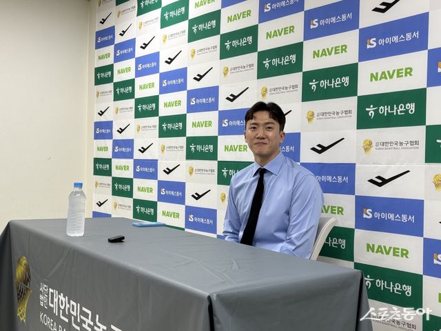 22일 안양체육관에서 열린 한국-카타르의 평가전 하프타임 때 은퇴식을 진행한 박찬희가 기자회견에 앞서 포즈를 취하고 있다. 안양｜강산 기자 posterboy@donga.com