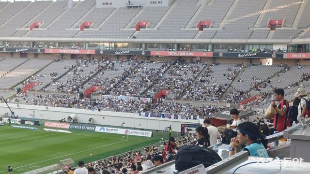 울산 HD 팬들은 저조한 팀 상황과 그에 대한 뚜렷한 대책을 마련하지 못한 구단을 성토하기 위해 ‘응원 보이콧’을 결정했다. 20일 서울월드컵경기장에서 열린 FC서울과의 K리그1 22라운드 원정경기가 출발이다. 상암｜남장현 기자