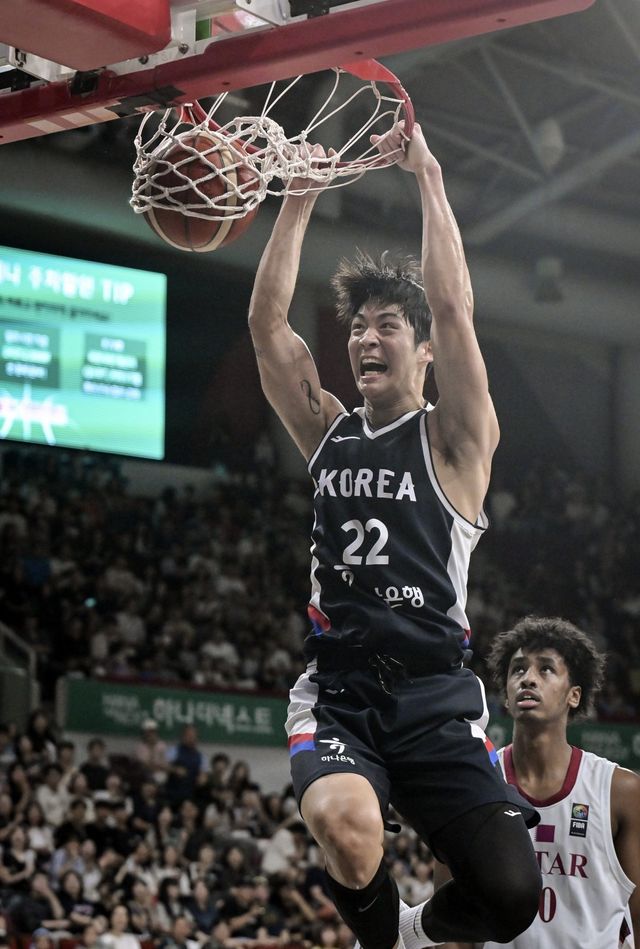 남자농구국가대표팀 여준석이 20일 안양체육관에서 열린 ‘하나은행 2025 남자농구 국가대표 평가전’ 카타르와 2차전에서 호쾌한 덩크슛을 성공하고 있다. 사진제공｜대한민국농구협회