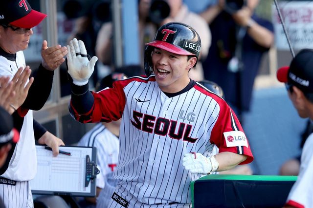 LG 문성주는 20일 롯데와 홈경기에서 2번타자 좌익수로 선발출전했다. 1회초 홈 보살, 1회말 마수걸이 홈런으로 팀 승리에 보탬이 됐다. 사진제공｜LG 트윈스