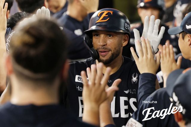 한화 외국인타자 루이스 리베라토가 20일 수원KT위즈파크에서 열린 KT와 원정경기 7회초 중월 2점홈런을 터트린 뒤 덕아웃에서 동료들의 환영을 받고 있다. 사진제공｜한화 이글스