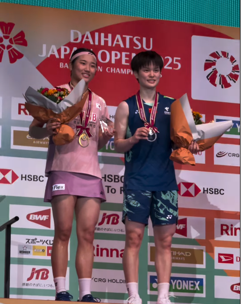 안세영(왼쪽)이 일본 도쿄의 메트로폴리탄체육관에서 벌어진 왕즈이와 일본오픈 마지막 날 여자단식 결승에서 게임스코어 2-0로 이긴 뒤 시상대에 올라 기쁨을 자축하고 있다. 올해 출전한 7차례 세계대회에서 6차례나 금메달을 따내는 기염을 토했다. 사진출처│BWF 인스타그램