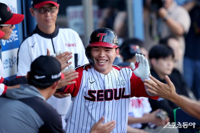 LG 문성주는 20일 롯데와 홈경기에서 2번타자 좌익수로 선발출전했다. 1회초 홈 보살, 1회말 마수걸이 홈런으로 팀 승리에 보탬이 됐다. 사진제공｜LG 트윈스