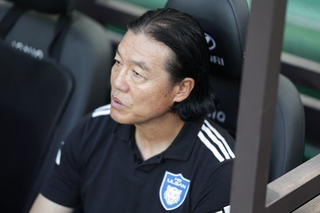 김판곤 울산 감독이 20일 서울월드컵경기장에서 열린 서울과 K리그1 원정경기를 앞두고 긴장된 표정으로 그라운드를 응시하고 있다. 사진제공｜한국프로축구연맹