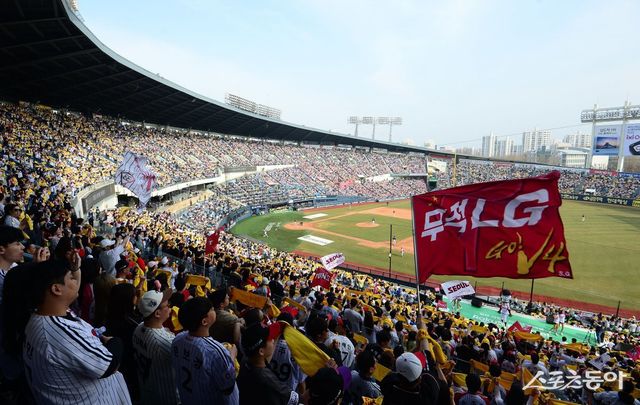 LG가 단일 시즌 100만 관중을 올해로 17회 달성하며 한국 프로스포츠 사상 최다 기록을 자체 경신했다. LG는 KBO리그 역대 단일 시즌 최다 관중 기록도 갈아 치울 태세다. 스포츠동아DB