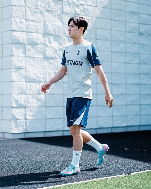 토트넘 양민혁이 런던 엔필드 홋스퍼웨이에서 진행 중인 프리시즌 훈련을 하기 위해 훈련장으로 향하고 있다. 사진출처｜토트넘 홋스퍼 페이스북