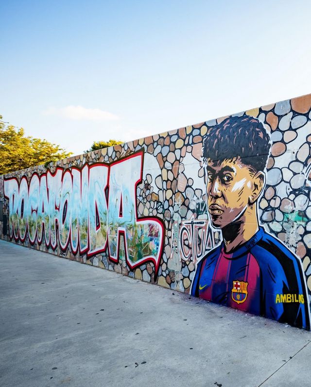 FC바르셀로나는 라민 야말이 성장한 스페인 로카폰다 지역에&nbsp;야말의 새 등번호 10번을 기념하는 그래피티&nbsp;벽화를 그려 특별한 날을 기념했다. 사진출처｜FC바르셀로나 페이스북