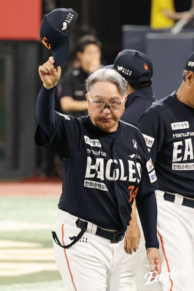 김경문 한화 감독이 20일 수원KT위즈파크에서 열린 KT와 원정경기에서 10-0으로 승리한 뒤 팬들을 향해 인사하고 있다. 사진제공｜한화 이글스