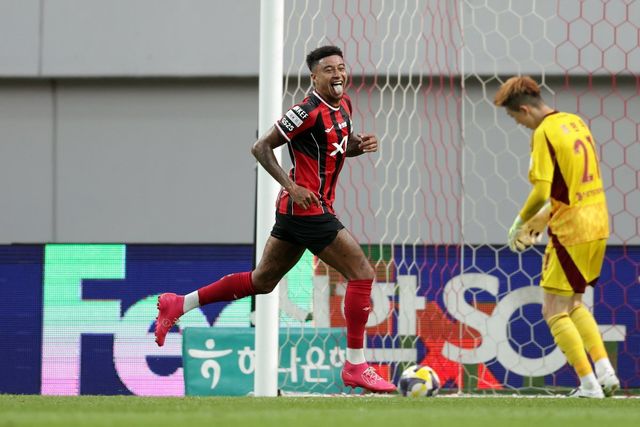 서울 주장 린가드가 20일 서울월드컵경기장에서 열린 울산과 K리그1 홈경기에서 전반 막판 득점한 뒤 혀를 내밀고 기뻐하고 있다. 고개 숙인 울산 골키퍼 조현우의 모습과 대조적이다. 사진제공｜한국프로축구연맹