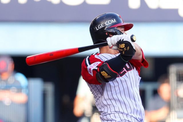 LG 문성주는 20일 롯데와 홈경기에서 2번타자 좌익수로 선발출전했다. 1회초 홈 보살, 1회말 마수걸이 홈런으로 팀 승리에 보탬이 됐다. 사진제공｜LG 트윈스