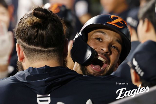 한화 외국인타자 루이스 리베라토가 20일 수원KT위즈파크에서 열린 KT와 원정경기에서 쐐기 2점홈런을 친 뒤 덕아웃에서 코디 폰세와 껴안고 있다. 사진제공｜한화 이글스