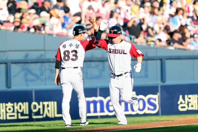 LG 문성주는 20일 롯데와 홈경기에서 2번타자 좌익수로 선발출전했다. 1회초 홈 보살, 1회말 마수걸이 홈런으로 팀 승리에 보탬이 됐다. 사진제공｜LG 트윈스