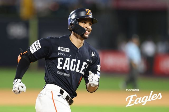 한화 외국인타자 루이스 리베라토가 20일 수원KT위즈파크에서 열린 KT와 원정경기 7회초 중월 2점홈런을 터트린 뒤 그라운드를 돌고 있다. 사진제공｜한화 이글스