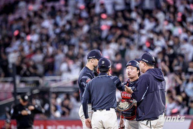 롯데 데이비슨(왼쪽 첫 번째)은 팀의 에이스로 많은 기대를 받았지만, 이에 부응하지 못하는 투구로 아쉬움을 남기고 있다. 사진제공｜롯데 자이언츠