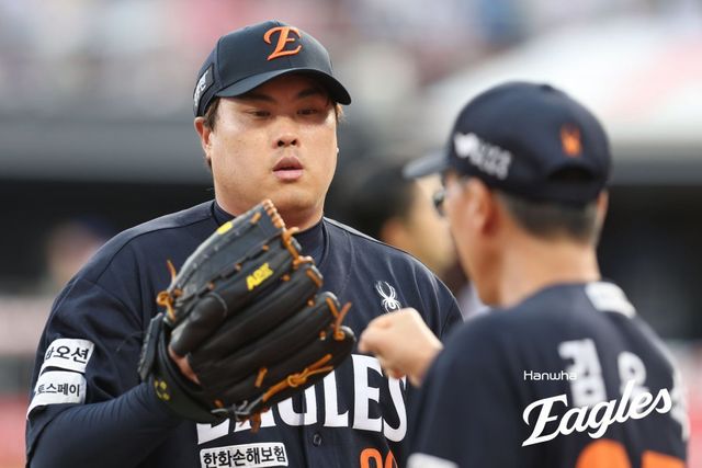 한화 류현진이 20일 수원KT위즈파크에서 열린 KT와 원정경기에 선발등판해 5이닝 무실점 역투를 펼친 뒤 덕아웃으로 들어가고 있다. 사진제공｜한화 이글스