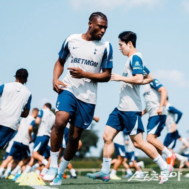 토트넘 양민혁(오른쪽)이 런던 엔필드 클럽하우스 홋스퍼웨이에서 진행 중인 선수단의 프리시즌 훈련에 열중하고 있다. 사진출처｜토트넘 홋스퍼 페이스북