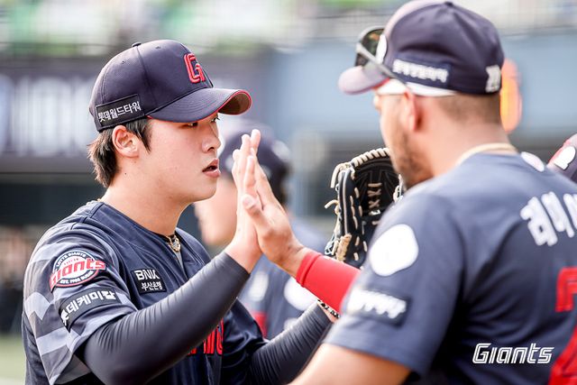 롯데 이민석(왼쪽)은 20일 잠실 LG와 원정경기에서 6.1이닝 2실점으로 시즌 3번째 QS를 기록했다. 그는 시즌 중반 롯데의 실질적인 에이스로 선발진에 활력을 불어넣고 있다. 사진제공｜롯데 자이언츠