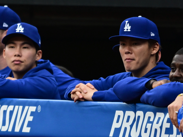 다저스 야마모토 요시노부(오른쪽)와 김혜성(왼쪽)은 덕아웃에서도 나란히 붙어 있는 날이 많다. AP뉴시스