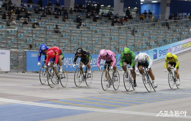우수급 선수들이 광명스피돔에서 결승선을 향해 질주하고 있다. 사진제공 | 국민체육진흥공단