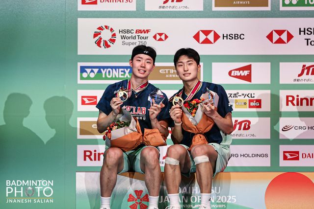 서승재(왼쪽)-김원호는 22일부터 정저우올림픽스포츠센터에서 열릴 중국오픈에서 남자복식 금메달을 따내 ‘슈퍼 슬램’을 달성하겠다는 의지다. 사진은 20일 도쿄 메트로폴리탄체육관에서 열린 일본오픈 시상식에서 남자복식 금메달을 들고 웃는 모습. 사진제공│대한배드민턴협회