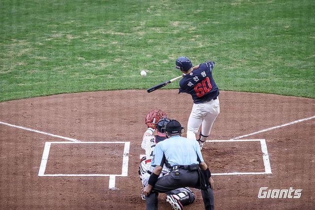 롯데 박찬형이 19일 잠실구장에서 열린 LG와 원정경기 도중 타격을 시도하고 있다. 사진제공｜롯데 자이언츠