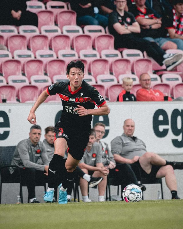 이한범은 21일(한국시간) 덴마크 헤르닝 MCH 아레나에서 열린 2025~2026시즌 덴마크 수페르리가 개막전 오덴세와 홈경기에서 풀타임을 소화하며 어시스트까지 기록했다. 미트윌란은 치열한 공방 끝에 3-3 무승부를 거뒀다.