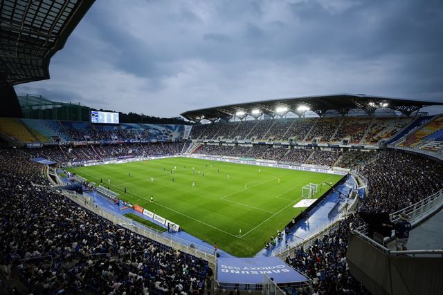 ‘하나은행 K리그 2025’가 2013년 승강제 도입 후 최소 경기(278경기) 200만 관중 돌파에 성공했다. 수원 삼성과 인천을 위시한 인기 구단들이 K리그2에서도 관중 몰이에 성공한 게 흥행의 원동력 중 하나로 지목된다. 사진은 수원 삼성과 인천의 맞대결이 펼쳐진 지난달 15일 수원월드컵경기장. 사진제공│한국프로축구연맹