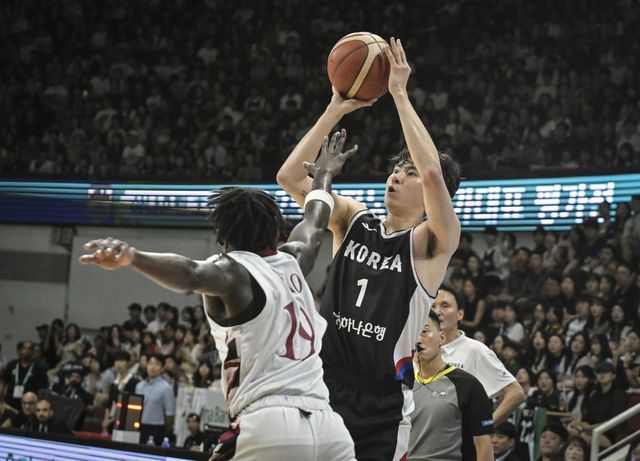 남자농구국가대표팀 포워드 이현중(오른쪽)은 일본, 카타르와 4차례 평가전에서 평균 21.3점·10.0리바운드를 기록하며 존재감을 뽐냈다. 안준호 대표팀 감독은 그의 실력은 물론&nbsp;대표팀을 위해&nbsp;헌신하는 자세에도&nbsp;박수를 보냈다. 20일 카타르전에서 무스타파 은다오의 수비를 뚫고 3점슛을 시도하는 이현중. 사진제공｜대한민국농구협회