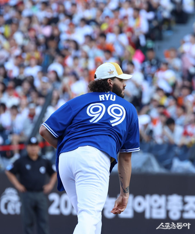 한화 외국인투수 코디 폰세가 12일 대전한화생명볼파크에서 열린 ‘2025 신한 SOL 뱅크 KBO 올스타전’에서 나눔 올스타 선발투수로 등판해 류현진의 토론토 시절 유니폼을 입고 투구하고 있다. 사진제공｜한화 이글스