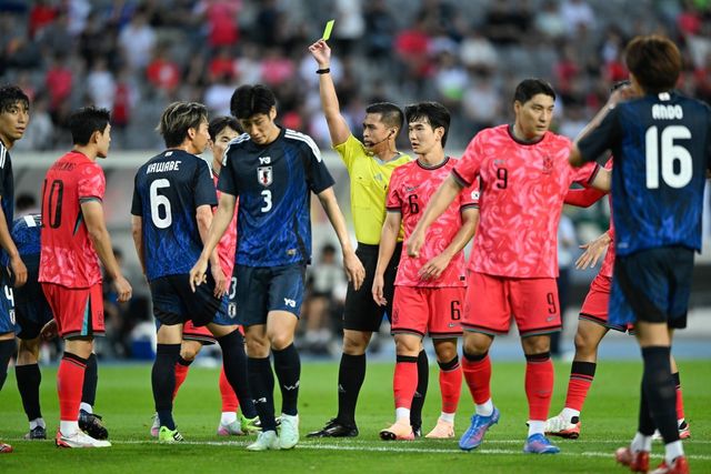 15일 용인미르스타디움에서 열린 E-1 챔피언십 남자부 한일전에서 주심이 일본 선수에게 옐로카드를 들어보이고 있다. 사진제공｜대한축구협회