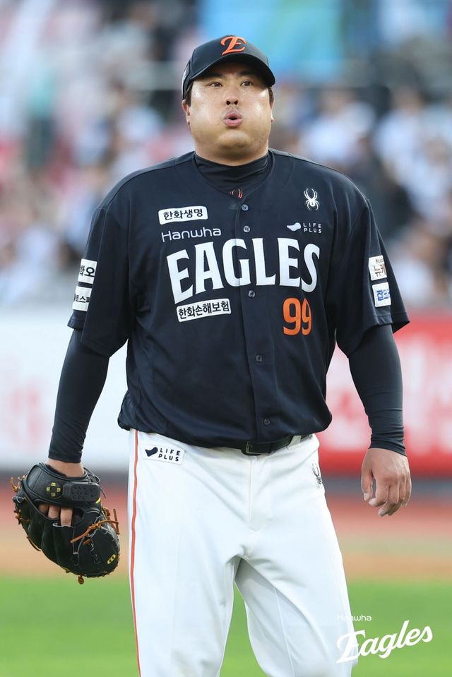 한화 류현진이 20일 수원KT위즈파크에서 열린 KT와 원정경기에 선발등판해 이닝 도중 숨을 고르고 있다. 사진제공｜한화 이글스