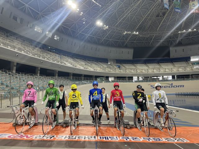 30기 경륜 후보생들이 광명스피돔에서 모의 경주를 하기 위해 출발대 위에 서 있다. 사진제공 | 국민체육진흥공단