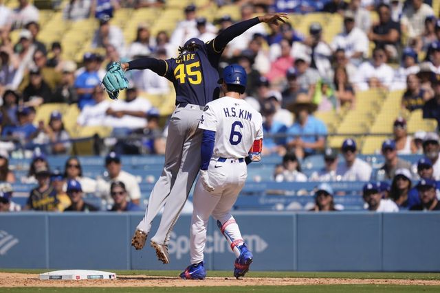 다저스는 21일(한국시간) 밀워키전에서 5-6으로 패했다. 실책 3개가 나오는 등 스스로 무너지며 3연패에 빠졌다. LA(미 캘리포니아주)｜AP뉴시스