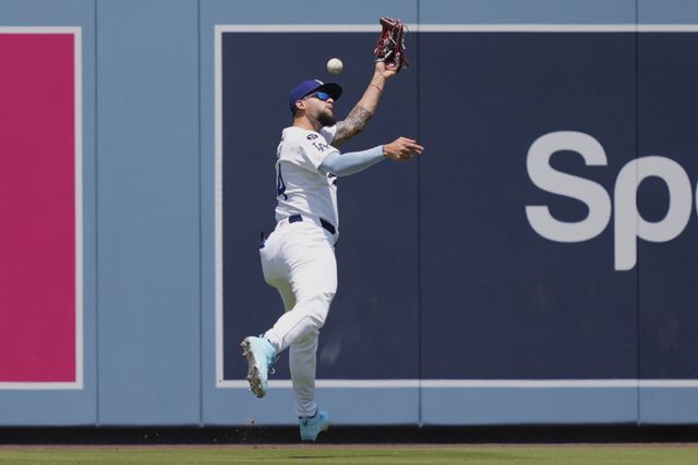 다저스는 21일(한국시간) 밀워키전에서 5-6으로 패했다. 실책 3개가 나오는 등 스스로 무너지며 3연패에 빠졌다. LA(미 캘리포니아주)｜AP뉴시스