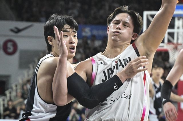 농구국가대표팀 정성우(왼쪽)는 탁월한 수비력을 앞세워 팀의 에너지를 끌어올리는 데 일가견이 있다. 생애 첫 태극마크를 달게 된 비결이다. 8월 5~17일 사우디아라비아 제다에서 열릴 ‘2025 FIBA 아시아컵’을 준비 중인 그는 “대표팀 선발은 농구 인생에서 가장 기쁜 순간 중 하나”라고 말했다. 사진제공｜