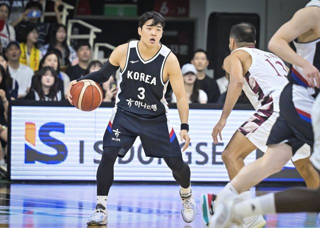 농구국가대표팀 정성우(왼쪽)는 탁월한 수비력을 앞세워 팀의 에너지를 끌어올리는 데 일가견이 있다. 생애 첫 태극마크를 달게 된 비결이다. 8월 5~17일 사우디아라비아 제다에서 열릴 ‘2025 FIBA 아시아컵’을 준비 중인 그는 “대표팀 선발은 농구 인생에서 가장 기쁜 순간 중 하나”라고 말했다. 사진제공｜대한민국농구협회