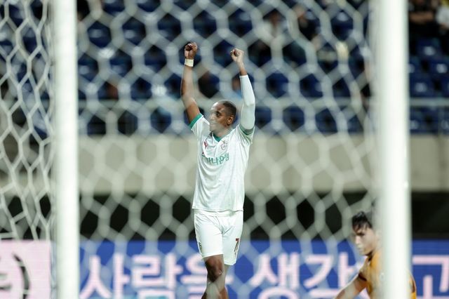 대전하나시티즌은 수 시즌 동안 꾸준히 전력을 보강한 끝에 올해 K리그1 상위권을 달리고 있다. 그러나 최근 6경기 무승에 빠지며 기세가 꺾였다. 분위기를 바꾸려면 에르난데스(사진)를 비롯한 여름이적시장 영입생들의 활약이 절실하다. 사진제공│한국프로축구연맹