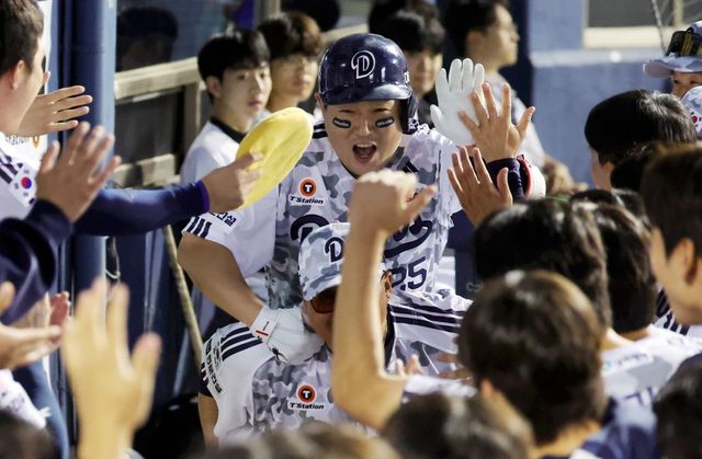 두산 양의지(가운데)는 7월 들어 뜨거운 타격감을 자랑하며 팀의 상승세를 이끌고 있다. 최근에는 젊은 선수들에게 “우리 할 수 있을 것 같다”며 자신감을 불어넣는 일도 잊지 않는다. 뉴시스