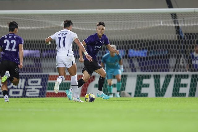 안양 수비수 권경원(가운데)이 22일 대구와 홈경기에서 상대 공격수 세징야를 수비하고 있다. 안양은 권경원의 안정적인 수비력에 힘입어 3-0 승리를 거뒀다. 사진제공｜한국프로축구연맹