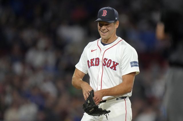 캔자스시티 구단은 45세 베테랑 투수 리치 힐의 빅리그 등록을 예고했다. 힐이 빅리그 마운드를 밟으면 MLB에서만 14번째 팀의 유니폼을 입게 된다. 이는 역대 최다 구단 소속 출전 타이기록이다. AP뉴시스