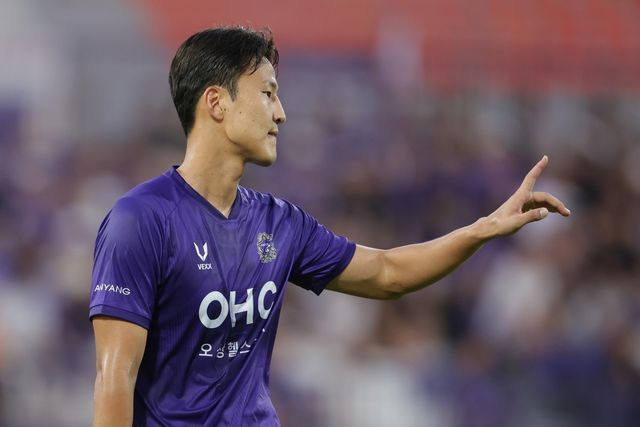 안양 수비수 권경원이 22일 대구와 홈경기 도중 동료에게 작전을 지시하고 있다. 사진제공｜한국프로축구연맹