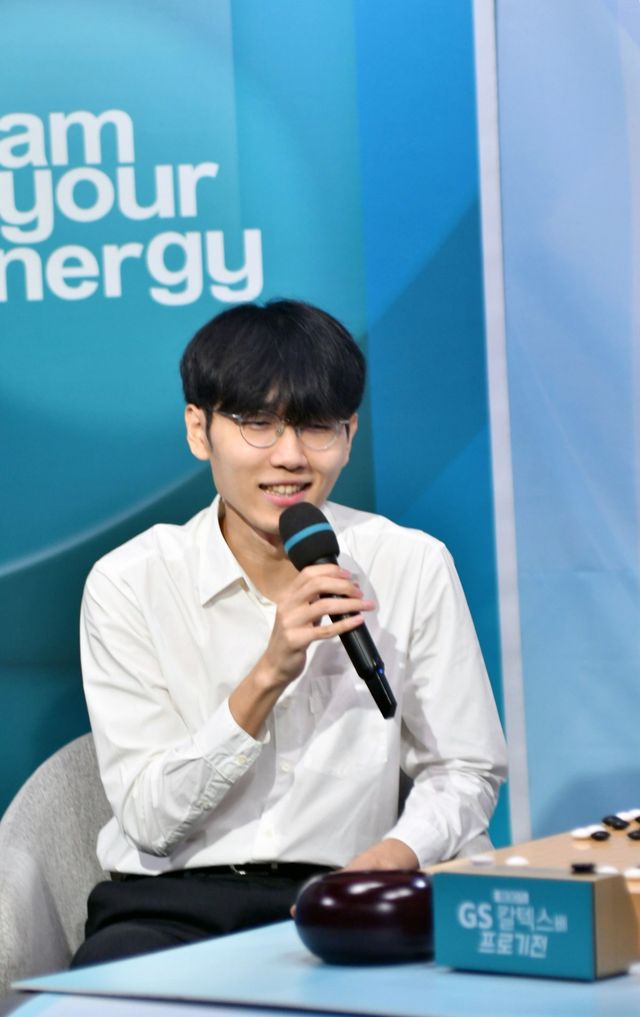 우승 후 인터뷰를 하고 있는 신진서 9단. (한국기원 제공)