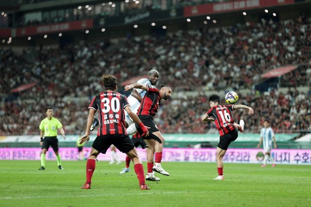 울산 공격수 말컹과 서울 수비수 야잔이 20일 서울월드컵경기장에서 열린 K리그1 22라운드 대결에서 볼다툼을 벌이고 있다. 사진출처｜한국프로축구연맹