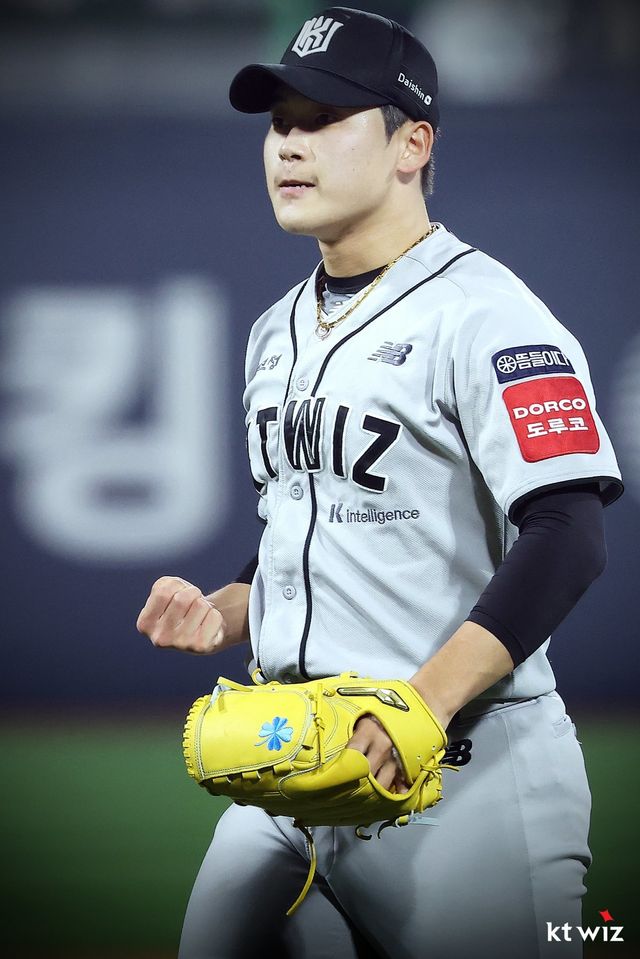KT 마무리 박영현이 데뷔 첫 구원왕에 도전한다. 박영현이 구원왕에 오르면 KBO리그 역사로 다시 쓰이게 된다. 지금껏 구원왕과 홀드왕을 모두 차지한 선수는 단 3명뿐이었다. 사진제공｜KT 위즈