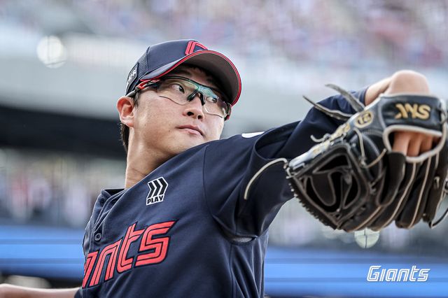 후반기 첫 4경기에서 3패를 당한 탓에 어느덧 2위보다 4위가 가까워졌다. 3위가 위태로워진 롯데에 지금 가장 필요한 건 흐름을 바꿀 에이스다. 박세웅이 후반기 첫 등판에서 ‘안경 쓴 에이스’로 돌아올지 주목된다. 사진제공｜롯데 자이언츠