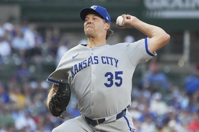 캔자스시티 리치 힐이 23일 시카고 컵스와 원정경기에 등판해 5이닝 3실점(1자책점)을 기록했다. 빅리그 14개 팀의 유니폼을 입고 마운드를 밟은 힐은 에드윈 잭슨과 함께 MLB 역대 최다 구단 소속 출전 타이를 이뤘다. 시카고(미 일리노이주)｜AP뉴시스