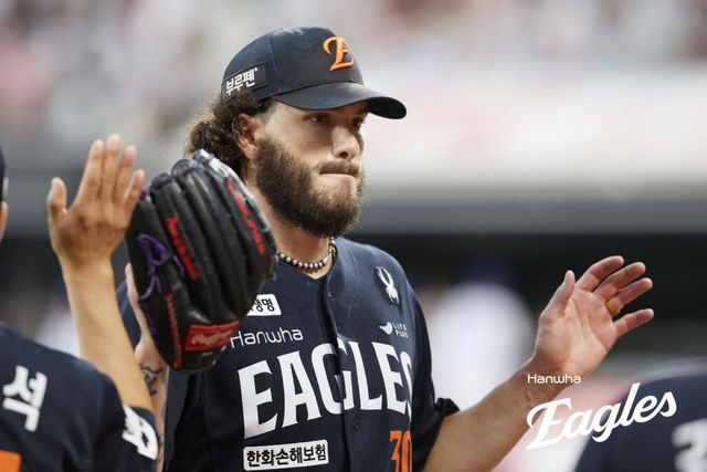 한화 폰세는 KBO리그 사상 첫 4관왕에 도전한다. 현재 승리와 ERA, 승률, 탈삼진 부문에서 리그 선두다. 후반기 경쟁자들이 주춤한 사이 격차를 더욱 벌렸다. 사진제공｜한화 이글스