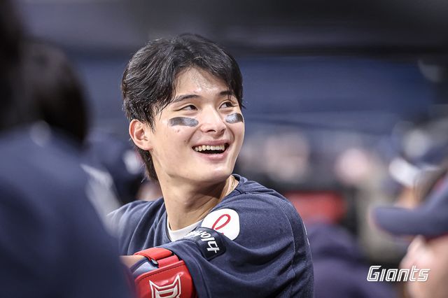 롯데 윤동희가 23일 고척스카이돔에서 열린 키움전 도중 3루 덕아웃에서 관중석을 바라보며 웃고 있다. 사진제공｜롯데 자이언츠