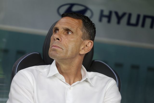 거스 포옛 전북 감독이 23일 전주월드컵경기장에서 열린 강원과 K리그1 홈경기를 앞두고 관중석을 응시하고 있다. 사진제공｜한국프로축구연맹