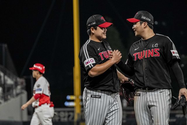 LG 문보경(오른쪽)은 23일 광주 KIA전에서 4번타자 3루수로 선발출전해 연장 10회초 값진 결승포를 터트렸다. 2경기 연속 홈런포를 터트려 타격감을 되찾았다. 사진제공｜LG 트윈스